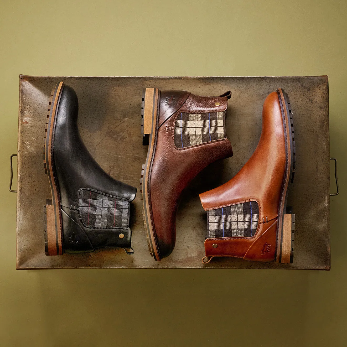 Insulated Weather Resistant User Travel Companion Faraday Chelsea Boots Tan