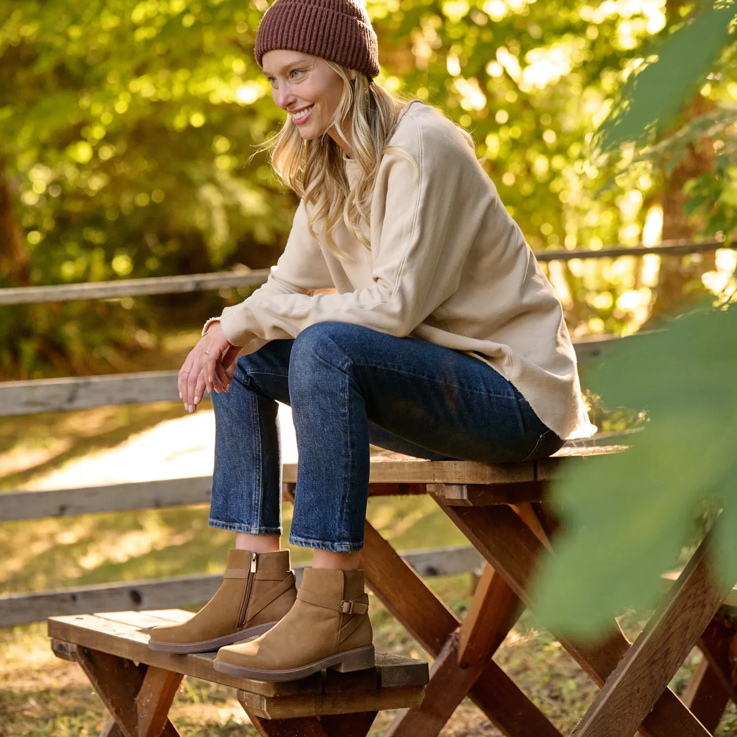 Versatile Outfit London Edge Compass Buckle Metatarsal